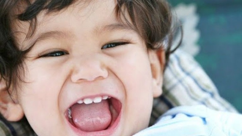 Răng trẻ mới mọc đã bị vàng do nhiều nguyên nhân, trong đó có yếu tố di truyền 