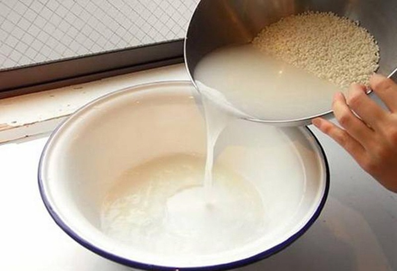 Nước gạo giúp loại bỏ mảng bám ố vàng trên răng