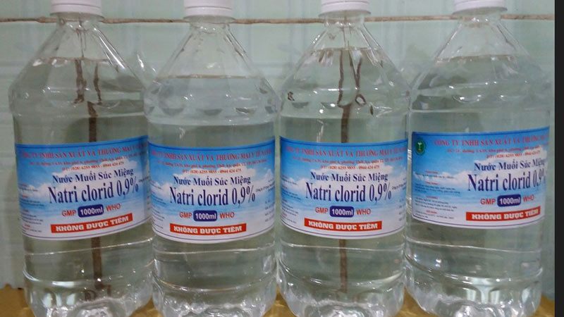 Nước muối sinh lý giúp sát khuẩn, hỗ trợ chữa viêm lợi ở trẻ sơ sinh