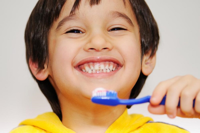 Hướng dẫn trẻ chải răng thường xuyên để phòng ngừa viêm lợi