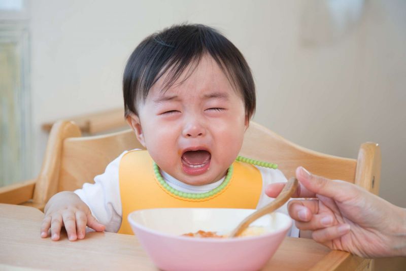 Răng mọc không đúng thứ tự có thể  khiến trẻ bị lười ăn, quấy khóc trong bữa ăn