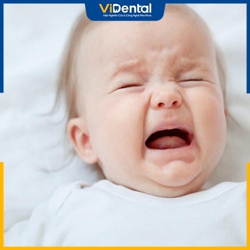 Trẻ sắp mọc răng thường khó chiu, quấy khóc