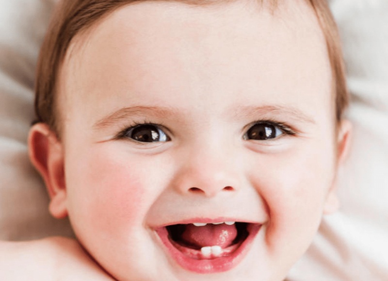 Dinh dưỡng và di truyền là yếu tố khiến trẻ 2 tháng tuổi mọc răng