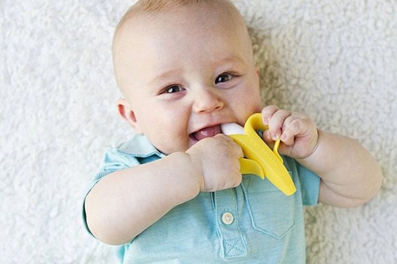 Khi bé 2 tháng mọc răng, cha mẹ cần chú ý đền việc chăm sóc cho trẻ