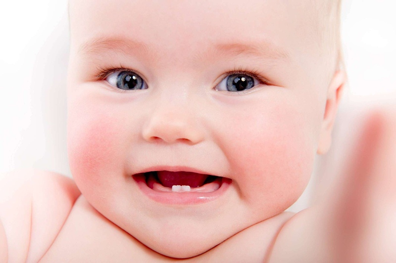 Di truyền là một trong những nguyên nhân khiến trẻ mọc răng sớm