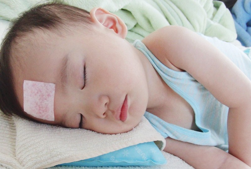 Nếu bé bị sốt nhẹ có thể dùng khăn ấm chườm và lau người