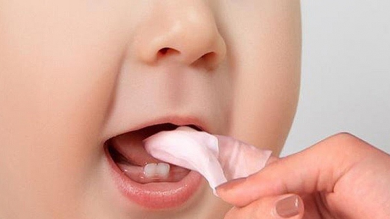 Cho trẻ đi khám nha khoa định kỳ để được tư vấn kỹ hơn về cách chăm sóc răng miệng cho trẻ