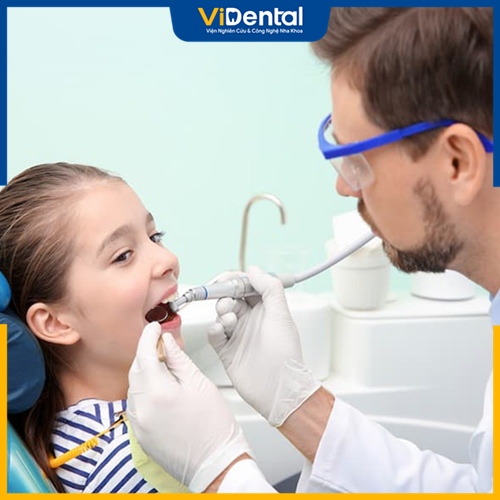 Đưa trẻ đi khám nha khoa định kỳ để phát hiện trẻ mọc răng bất thường sớm
