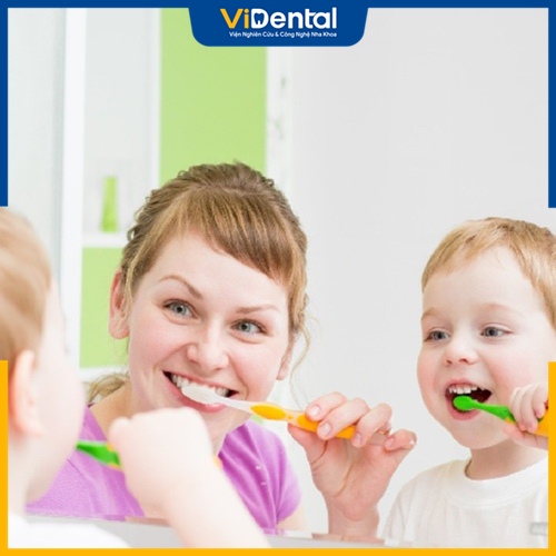 Ba mẹ nên cho bé chải răng 2 lần mỗi ngày