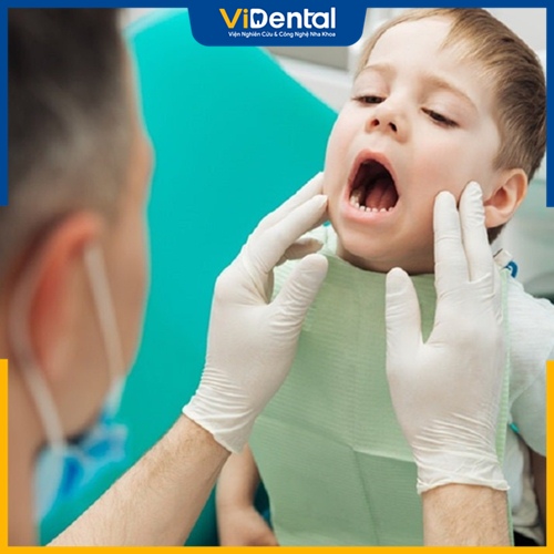 Đưa trẻ đi khám nha khoa định kỳ giúp phát hiện sớm các bệnh về răng miệng