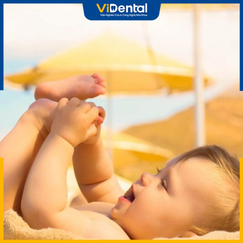 Luôn bổ sung vitamin D cho trẻ qua thức ăn và phơi nắng thường xuyên