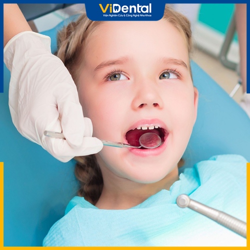 Đưa bé đi khám nha khoa định kỳ giúp phát hiện sớm các bệnh lý răng miệng