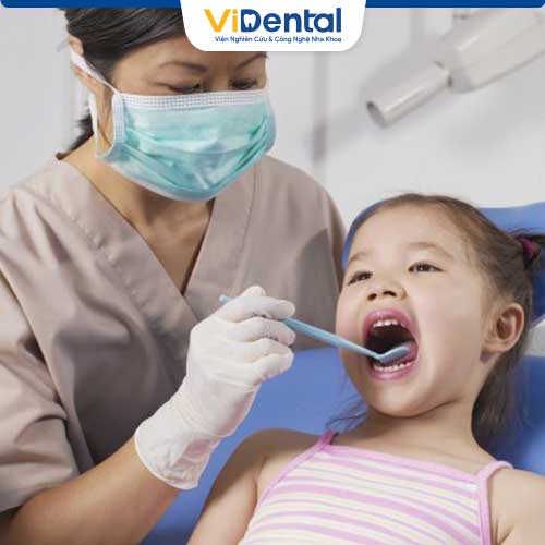 Nhổ răng sữa sớm là một phương pháp trị khớp cắn ngược ở trẻ 2 tuổi