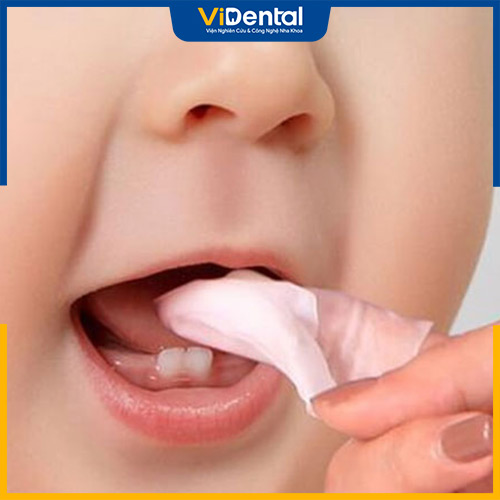 Dùng gạc sạch hoặc tưa lưỡi để vệ sinh răng miệng cho trẻ sau khi ăn