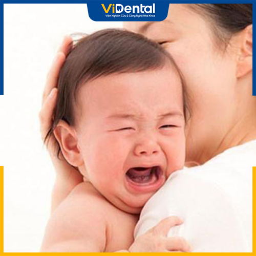 Trẻ bị phát ban sau khi sốt mọc răng do vi khuẩn hay quấy khóc