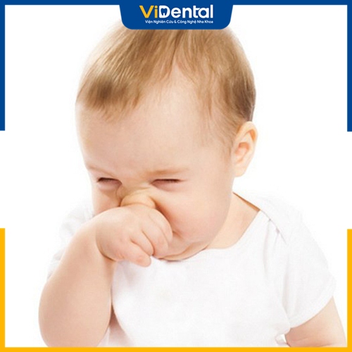 Trẻ bị sốt mọc răng kèm ho và sổ mũi là hiện tượng phổ biến ở nhiều trẻ