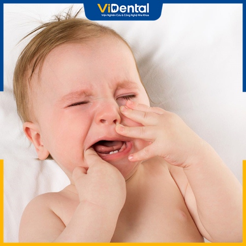 Trẻ sốt mọc răng kèm sổ mũi thường khiến bé khó chịu, quấy khóc