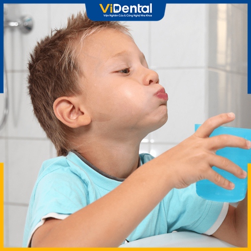 Súc miệng bằng nước muối ấm giúp giảm tình trạng viêm họng