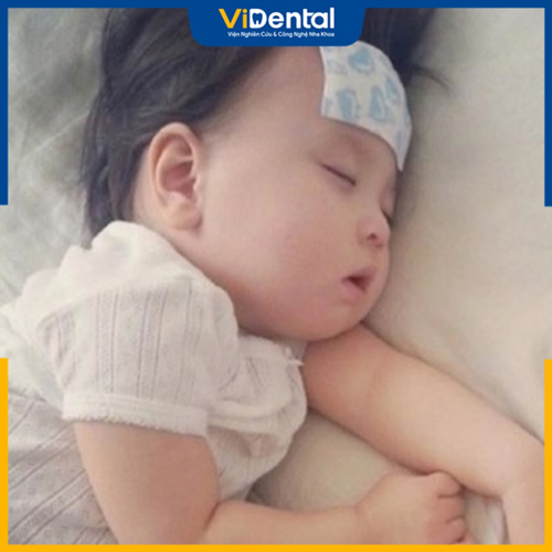 Trẻ mọc răng sốt về đêm là hiện tượng phổ biến ở nhiều bé