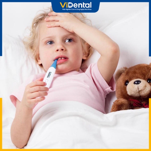  Trẻ sốt mọc răng chân tay lạnh có thể là hệ quả của sốt hoặc siêu vi