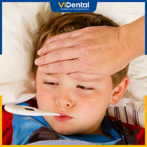 Trẻ sốt mọc răng chân tay lạnh kéo dài có thể gây nhiều biến chứng nguy hiểm