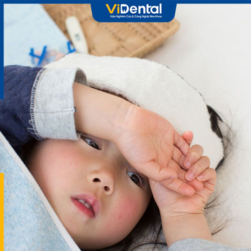 Trẻ thường sốt trước khi răng nứt 2 - 4 ngày
