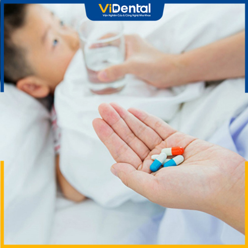 Một số trẻ cần uống thuốc điều trị tình trạng sưng viêm lợi do nhiễm khuẩn