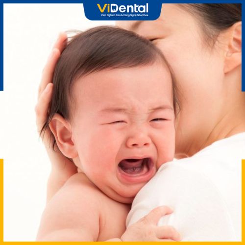 Nếu tình trạng chậm mọc răng ở trẻ kèm theo những triệu chứng khác thì cha mẹ nên đưa trẻ đi khám để có biện pháp xử lý thích hợp