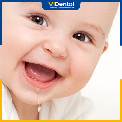Gel bôi Dentinox hỗ trợ giảm đau khi trẻ nứt lợi do mọc răng