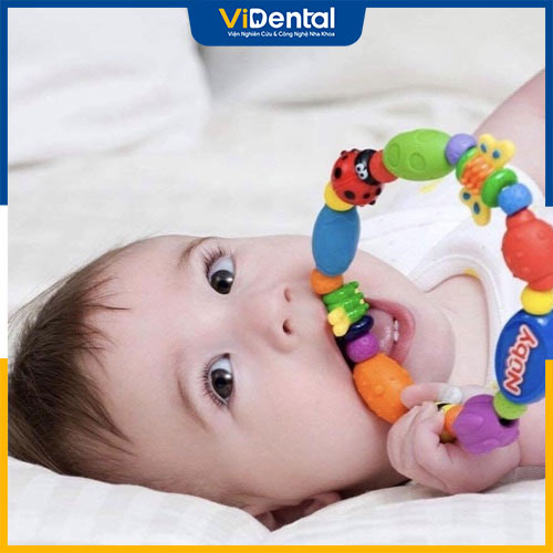 Có nên dùng đồ nhai cho bé mọc răng không là thắc mắc của nhiều phụ huynh