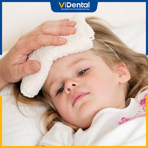 Chườm lạnh là một cách để giúp trẻ hạ sốt trong thời kỳ mọc răng