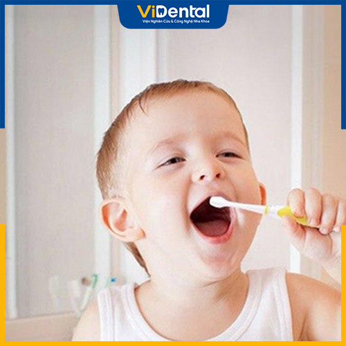 Dùng bàn chải lông mềm cho bé chải răng để loại bỏ mảng bám