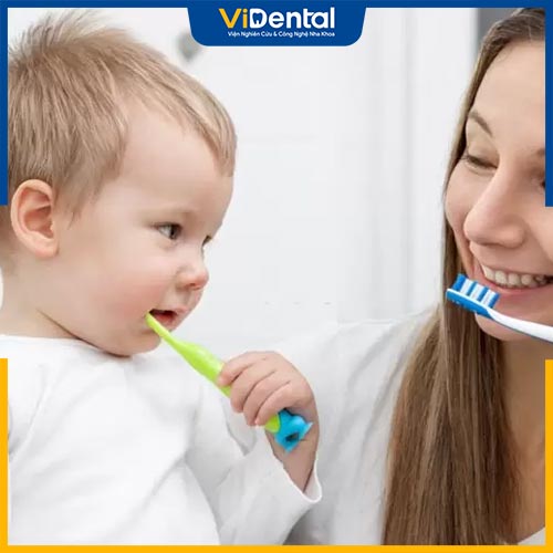 Ba mẹ nên hướng dẫn và giúp con chải răng đúng cách