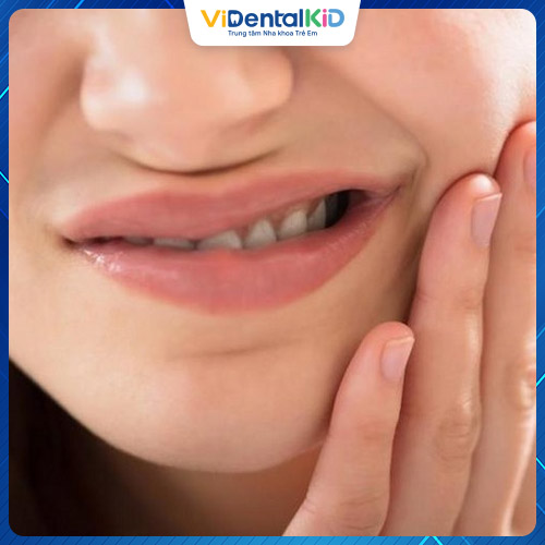 Bạn có thể áp dụng nhiều biện pháp giảm đau khi trồng răng