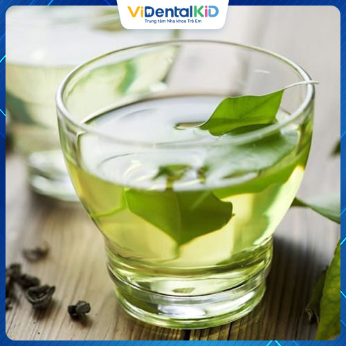 Nước lá trà xanh có công dụng tốt trong việc điều trị tưa lưỡi cho bé