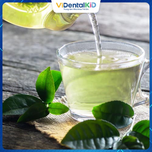 Người bệnh có thể súc miệng bằng nước trà xanh để cải thiện