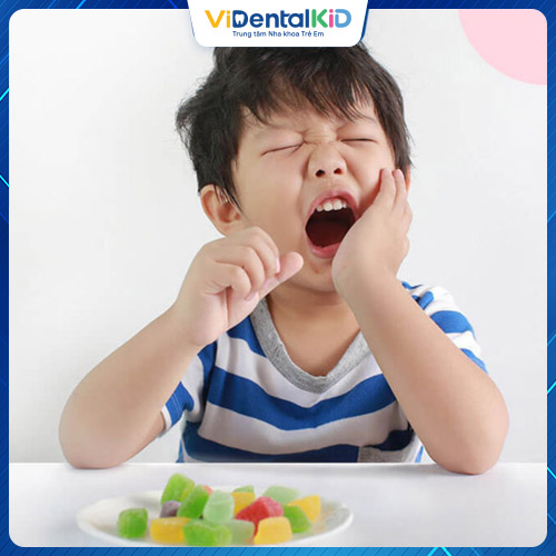 Khi bị sâu răng, trẻ sẽ đau nhức khó chịu
