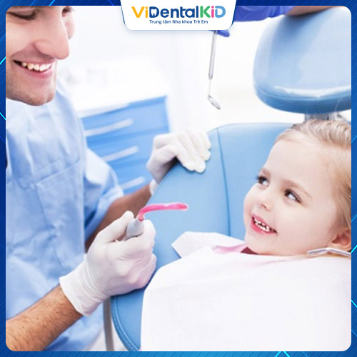 Nên cho trẻ thăm khám nha khoa để điều trị sâu răng