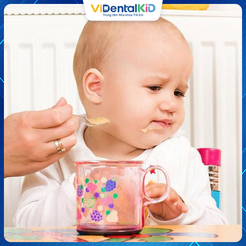 Mọc răng chậm gây ảnh hưởng đến quá trình tập ăn của trẻ