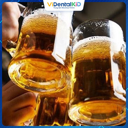 Người bệnh áp xe răng nên hạn chế uống bia, rượu