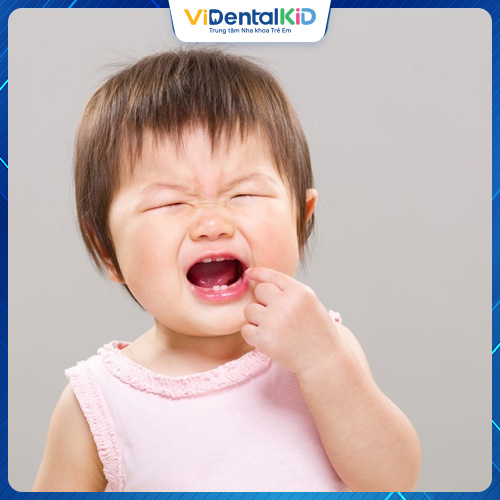Di truyền là một trong những nguyên nhân khiến trẻ chậm mọc răng