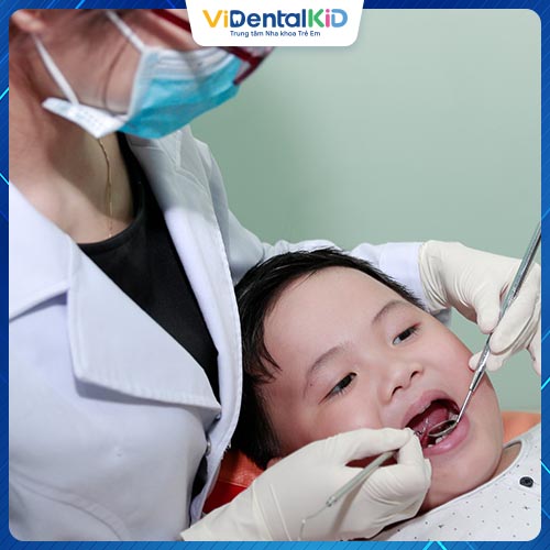 Cho trẻ khám nha khoa để phát hiện sâu răng sớm 