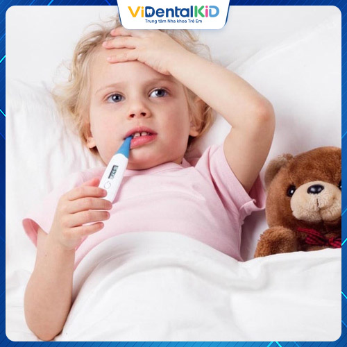 Trẻ viêm họng thường bị sốt cao lên tới 39 – 40 độ