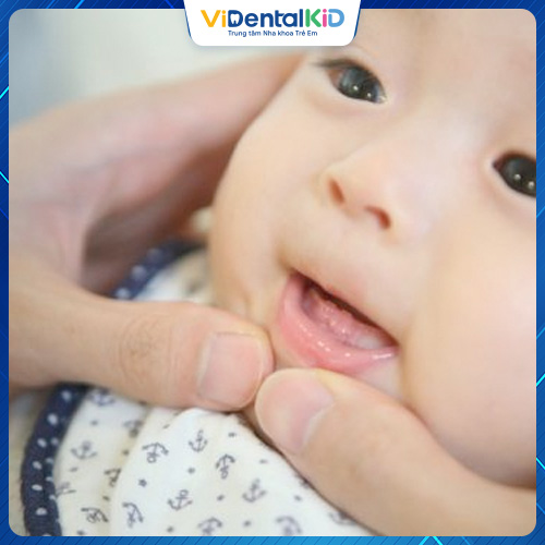 Trẻ mọc răng thường sốt từ 3 - 4 ngày