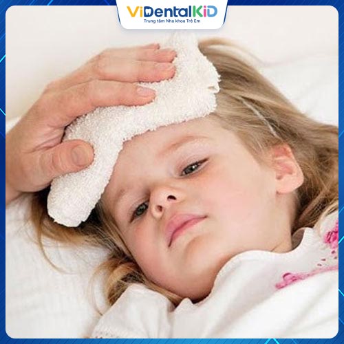 Chườm lạnh là một cách để giúp trẻ hạ sốt trong thời kỳ mọc răng
