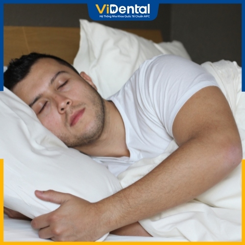 Thay đổi tư thế trong khi ngủ để hạn chế áp lực lên vùng đầu