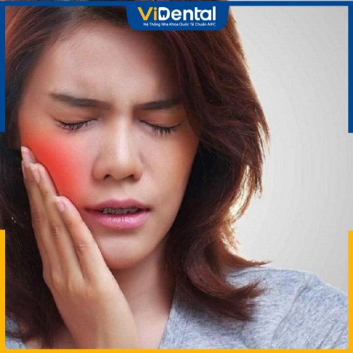 Đau răng sưng má gây khó khăn cho việc ăn nhai 