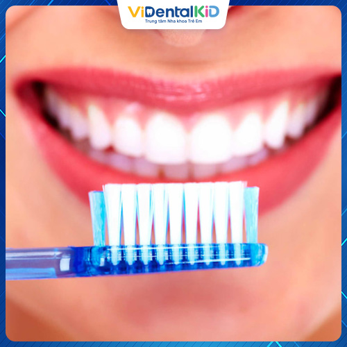 Vệ sinh răng miệng đúng, đều và đủ là cách giữ cho răng sứ trắng sáng lâu dài