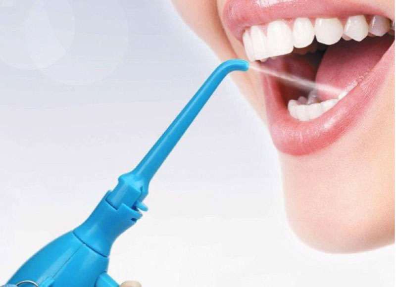 Kết hợp sử dụng tăm nước để làm sạch răng