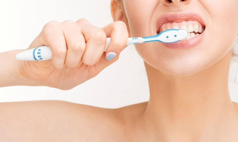 Việc chăm sóc răng miệng cần tuân thủ theo hướng dẫn của bác sĩ chuyên khoa
